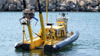 Autonomer Unterwasser-Roboter: Das Boot, SeaCAT genannt, das sowohl die Beobachtungsdrohne als auch den intelligenten Tauchroboter der TUM an Bord hat. (Bild: Andreas Schmitz / TUM)