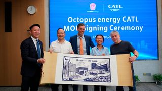 Steht traditionell am Ende der Unterzeichnung eines Joint-Venture-Vertrags: das Gruppenbild aus Vertretern von Catl und Octopus Energy. (Bild: Catl)