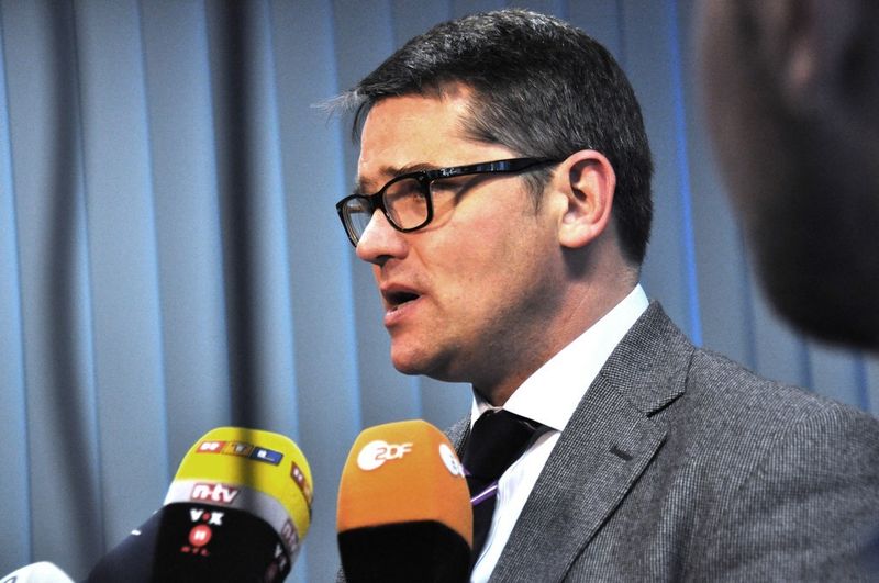 Der hessische Innenminister Boris Rhein ist sich sicher, dass die Kamera die Gewalt gegen Polizeibeamte verhindern kann (Bild: HMDIS)