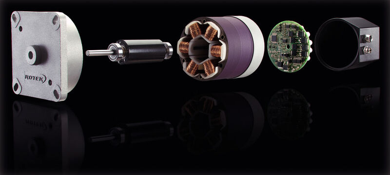 Auf der SPS/IPC/Drives 2014 stellt Rotek den integrierten EC-Antrieb Romotion vor. Das Herz ist ein dreiphasiger bürstenloser Gleichstrommotor. Die im Kleinspannungsbereich arbeitende Elektronik ist standardmäßig direkt in den Antrieb integriert. (Bild: Rotek)