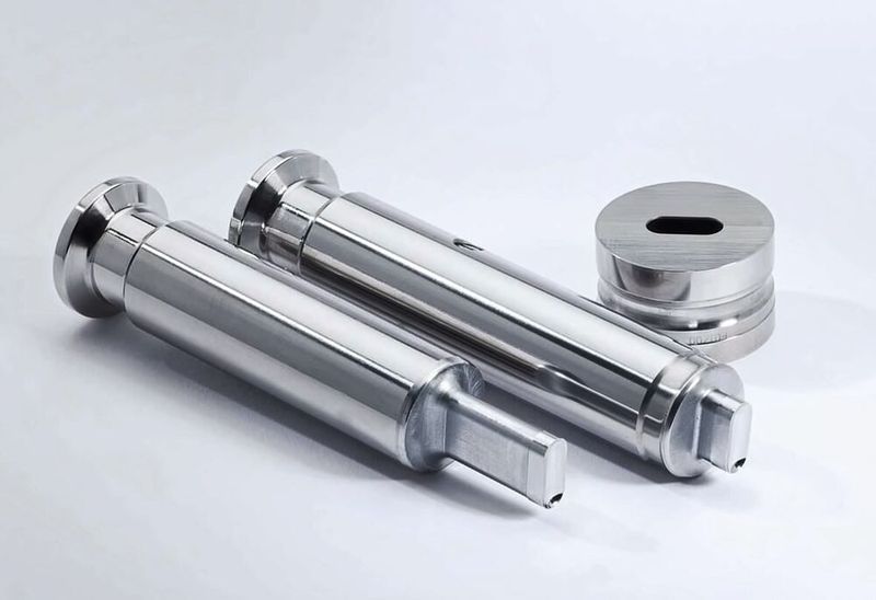 Un set di utensili composto da punzone e matrice per una pressa per compresse è costituito da un punzone superiore, un punzone inferiore e una matrice con una cavità ovale. (Fonte:Compattazione dei grassi)