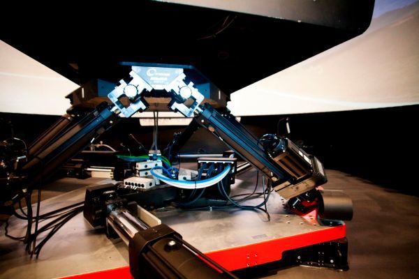 „Driver-in-Motion“ im Honda Technikzentrum Deutschland: Der neue Fahrsimulator greift auf neun Aktoren zurück, wodurch zusätzliche Bewegungsbereiche erzeugt werden - das ist einzigartig in der Branche. (Honda)