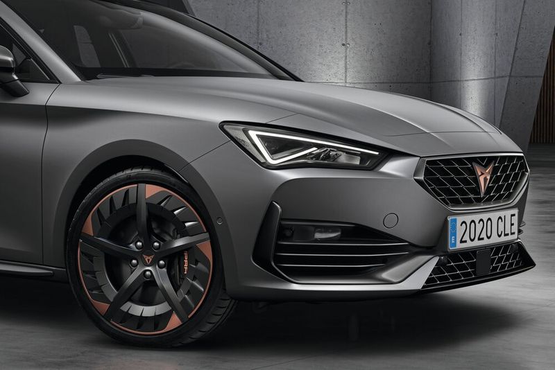 In der Seitenansicht nimmt die Front des Cupra Leon schon Sportwagen-Züge an. (Bild: Seat)