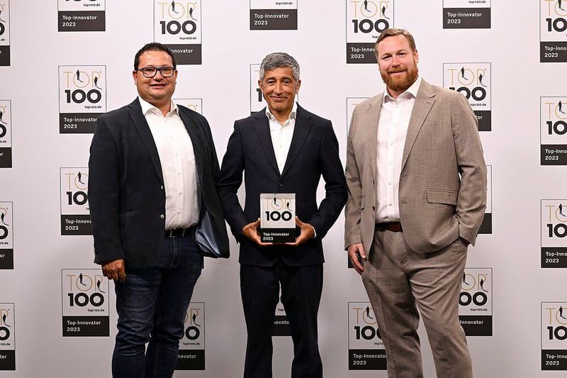 Die SAS-Softec GmbH wurde 2009 als Softwaredienstleister im Maschinenbau gegründet, baute 2018 eine eigene Abteilung für den Anlagenbau auf und transformierte sich 2021 in ein Technologieunternehmen. Das Ziel: die europäische Halbleiterindustrie stärken. SAS-Softec investiert dabei vor allem in Forschung und Entwicklung und arbeitet mit Partnern daran, die Technologie von morgen zu verbessern. Von links: Dirk Scholze (Director Sales and Marketing), Christian Schmidt (CEO). (Bild: KD Busch/compamedia)