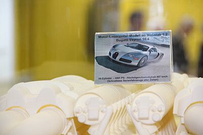 Es handelt sich um den 16-Zylinder des Bugatti Veyron 16.4 im Maßstab 1:2. 1001 PS lassen den Serienflitzer 407 km/h schnell werden. (Bild: Sonnenberg)