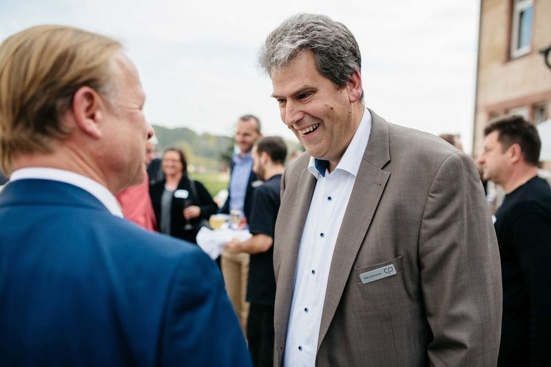 Marc Schumacher im Gespräch mit Kunden (Capeletti & Perl / Stephanie Pelch)