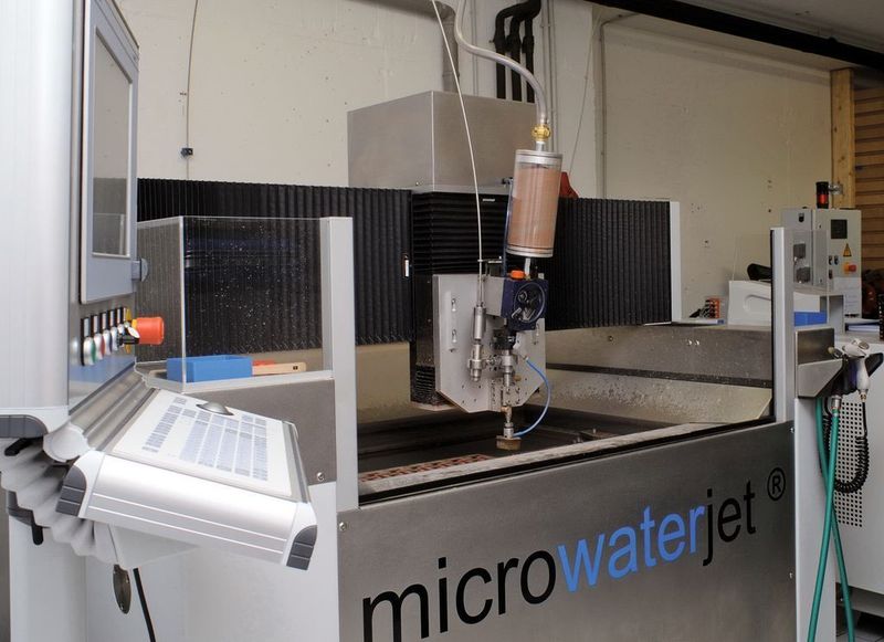 Mit der Microwaterjet-Anlage zum Wasserstrahlschneiden trennt Fehrentz vor allem dicke Kupferbleche schneller und mit höherer Qualität, als es auf Laseranlagen möglich ist. Bild: Daetwyler/Fehrentz (Archiv: Vogel Business Media)