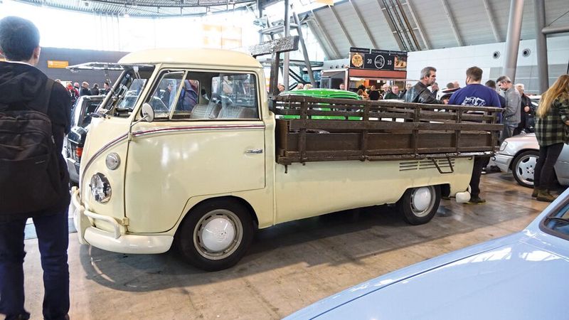 Deutsche T1-Busse sind beliebt. So beliebt, dass man mittlerweile auch ihre runtergerittenen Zwillingsbrüder aus Brasilien importiert. Man beachte den Karosserie-/Rahmenverlauf unten Mitte. (Bild: Dominsky –  »kfz-betrieb«)