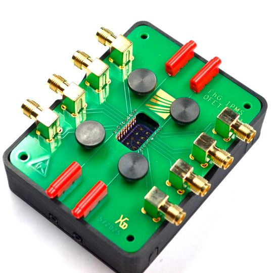 Neuer Messadapter für die gleichzeitige Kontaktierung von bis zu acht Interdigitalelektrodenpaaren.(Bild:  Fraunhofer IPMS)