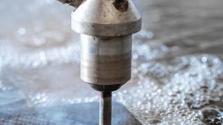 Die technisch-wirtschaftlichen Anforderungen von CFK-Bauteilen verlangen nach neuartigen oder angepassten Bearbeitungskonzepten von der Auslegung bis zur Peripherie. Hier das Wasserstrahlschneiden mit Abrasiv. (Bild: Fraunhofer-IFAM)