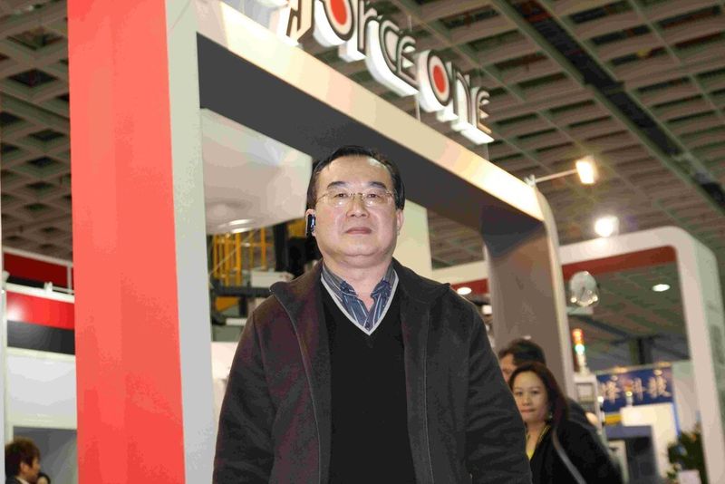 Force-One-Geschäftsführer Charlie Lin rechnet auf der EMO in Hannover mit starkem Interesse an seiner kostengünstigen vertikalen Drehmaschine EVL 12 . (Bild: Fouhy)