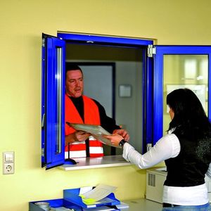 Nach der Ankunft und der Anmeldung am Abfertigungsschalter bekommen die Fahrer ein Smartphone mit einer festgelegten Abrufnummer ausgehändigt, das sie nicht mehr an ihre Fahrzeuge bindet. Bild: GLTS Cotech