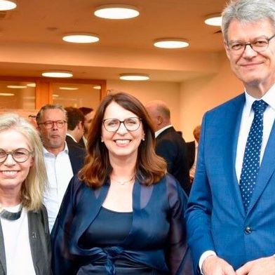 Ute Bonde, Berliner Senatorin für Mobilität, Verkehr, Klimaschutz und Umwelt,  VDIK-Präsidentin Imelda Labbé und Bundesverkehrsminister Patrick Schnieder.   (Bild: VDIK)