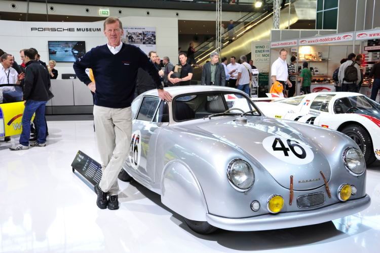 Auch Rallye-Ikone Walter Röhrl greift regelmäßig für Porsche bei Klassikveranstaltungen hinters Lenkrad. (Foto: Porsche)