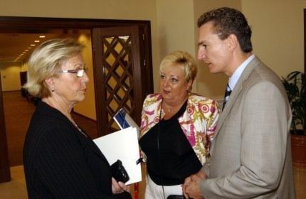 Marianne Osterhoff (Autohaus Osterhoff OHG Lohne; links) und Marianne Freie (Autohaus Freie GmbH Wallenhorst) im Gespräch mit Wolfgang Michel (Chefredakteur »kfz-betrieb« Wochenjournal & Online). (Archiv: Vogel Business Media)