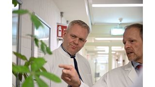 Björn Thümler (links) und Prof. Dr. Jörg Overmann (rechts) in der Abteilung Pflanzenviren  ( DSMZ )