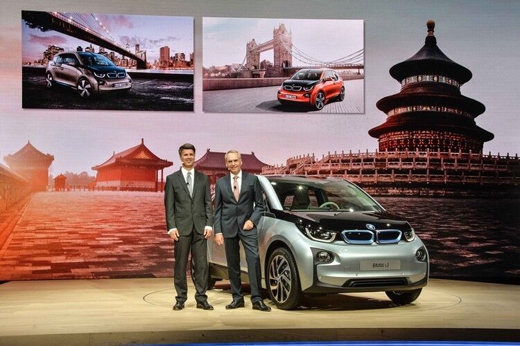 Weltpremiere BMW i3 in Peking, China: Dr. Friedrich Eichiner (rechts), Mitglied des Vorstands der BMW AG, Finanzen, und Harald Krüger (links), Mitglied des Vorstands der BMW AG, Produktion. (Foto: BMW)