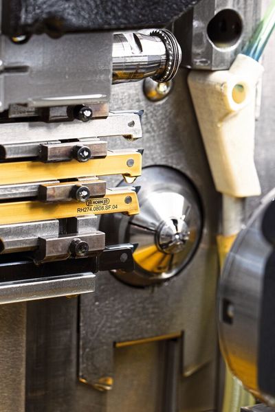 Für das Langdrehen von Uhrenschrauben setzt man bei Aeschlimann auf das Werkzeug µ-Finish und Maschinen von Tornos des Typs Swiss Nano. (Bild: Horn/Sauermann)