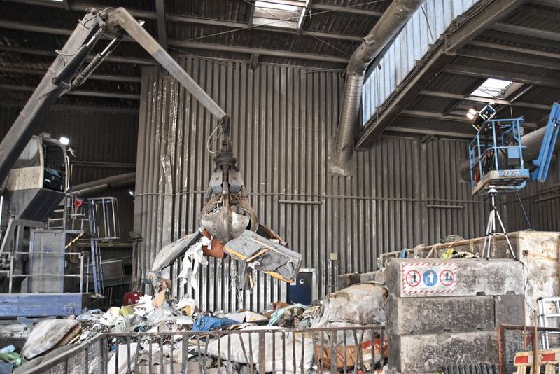 Einsatz unter Realbedingungen: Der automatisierte Kranbetrieb wurde erfolgreich in der Müllsortieranlage der ASO GmbH in Osterholz-Scharmbeck getestet.   (Bild: Martin Wittmaier, Hochschule Bremen)