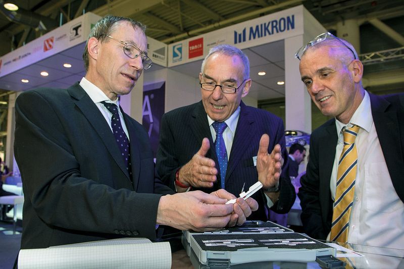 Prof. Dr. Konrad Wegener (li, ETH Zürich) und Matthias Böhm (re, Chefredaktor SMM), am Tag vor der Prodex-Award-Verleihung, lassen sich am Stand von Hansueli Kasper (Werkzeugspezialist Verkaufsverantwortlicher Schweiz) den Hochleistungsfräser erklären. (Bild: Thomas Entzeroth)