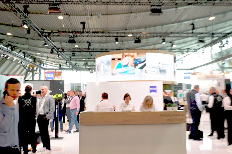 Zahlreiche Neuheiten warten auf der diesjährigen Control am Messestand des Messtechnikspezialisten Zeiss auf die Fachbesucher.(Bild:  Maschinenmarkt)