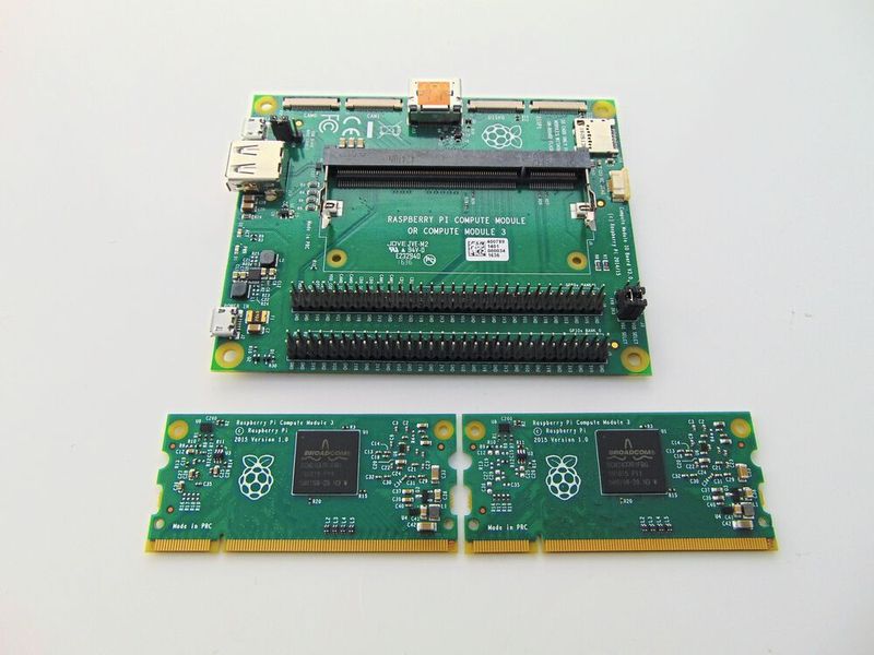 Raspberry Pi 3 Development Kit: Das Kit für die Industrie besteht aus dem I/O-Board (oben) und dem Compute Module (CM3) im SODIMM-Format. Es ermöglicht Entwicklern, die Performance des Raspberry Pi 3 in ihre Anwendungen zu integrieren. (Bild: Farnell)