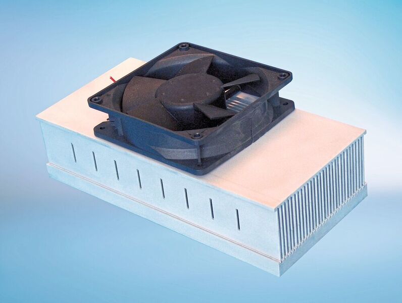 Kompakte Hochleistungskühlkörper wie modular aufgebaute hart­gelötete Aluminiumrippenkühlkörper sorgen in Kombination mit Lüftern für eine effektive Entwärmung. (CTX Thermal Solutions)