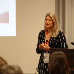 Dr. Nina Springer erläutert, was Unternehmen beachten müssen, wenn sie vollständig auf Papierakten verzichten wollen.(Bild:  Forcont Business Technology GmbH)