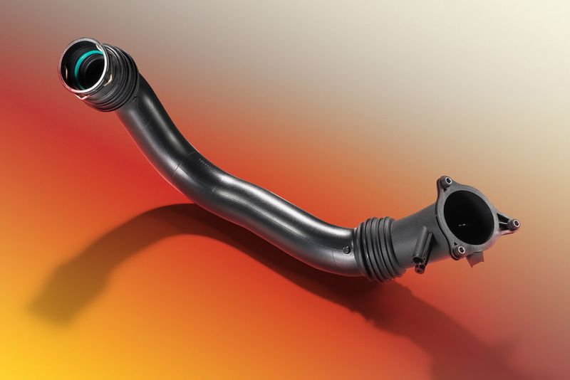 Ladeluftrohr von MANN+HUMMEL aus dem BASF-Hochtemperaturpolyamid Ultramid Endure BM für das Saugblasformen (BASF)