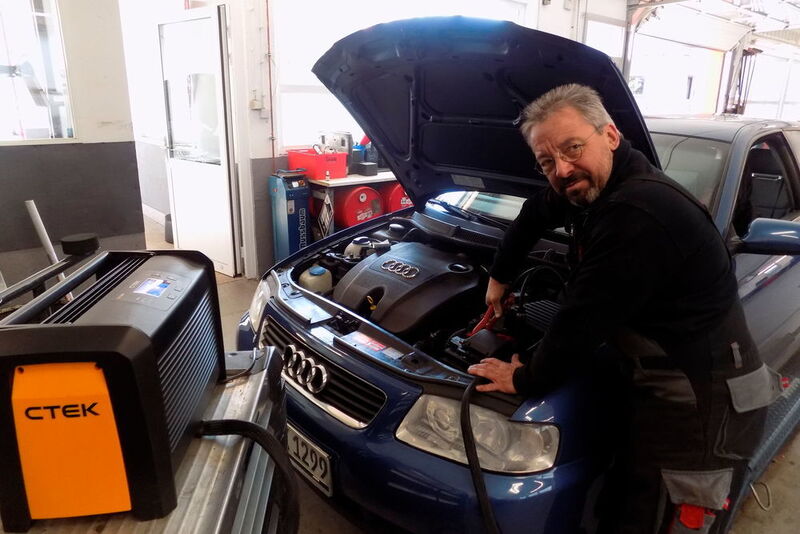 Werkstattleiter Harald Isenmann vertraut auf die konstante Spannungserhaltung. (Autohaus Deusch)
