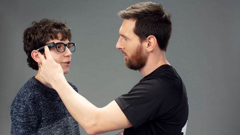 Der Fußballspieler Lionel Messi ist nun als Botschafter für eine Kampagne tätig, die Sehbehinderten KI-basierte Sehhilfen zur Verfügung stellt.(Bild:  Orcam)