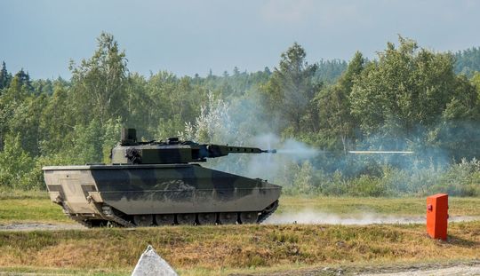 Das hier ist das zweite gepanzerte Fahrzeugsystem, um das es bei dem Rekordauftrag für Rheinmetall mit Italien geht: der neue Schützenpanzer Lynx, hier beim Übungsschießen.(Bild:  Rheinmetall)