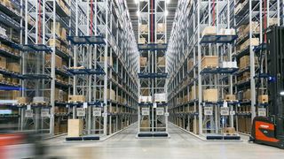 Service 4.0 bei Trumpf: 35.000 Teile – auch für ältere Maschinen – warten im Trumpf-Logistikcenter auf ihren Einsatz. Ein enormer Aufwand, mit dem der Ditzinger Maschinenbauer dafür sorgt, dass die Maschinen seiner Kunden schnell wieder laufen. (Bild: Trumpf)