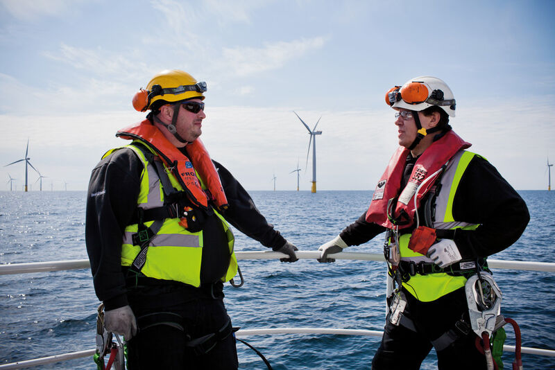 In Großbritannien sind derzeit bereits 3,2 Gigawatt an Offshore-Windenergieleistung installiert und die Anlagen in Betrieb. Der bereits geplante Ausbau von mehr als 18 Gigawatt zusätzlicher Offshore-Windleistung bietet dort große Wachstumschancen für unser Service-Geschäft. Siemens kann mit seinen Mitarbeitern, Prozessen und Technologien schon heute einen Beitrag für den zuverlässigen Betrieb dieser Anlagen leisten. Derzeit läuft die Entwicklung von weiteren Service-Tools, um die bestehenden Anlagen noch leistungsfähiger und wirtschaftlicher zu machen. (Siemens)