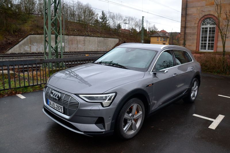 Jetzt geht es aber erst einmal um die ersten Eindrücke rund um das Fahrzeug.  (Bild: Michel/»kfz-betrieb«)