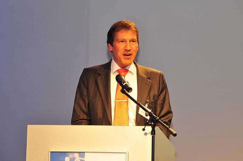 Dr. Ullrich Walz von Sachs betonte in seiner Laudatio, dass die Nürnberger Berufsschule den Auszubildenden einen besonders interessanten Unterricht bietet, der den Stoff auf vielfältige Weise vermittelt. (Archiv: Vogel Business Media)