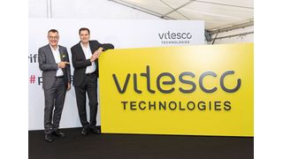 Continental Powertrain firmiert jetzt mit neuem Logo unter dem Namen Vitesco Technologies (v.l.): CFO Werner Volz und CEO Andreas Wolf.  (Mary Goldau)
