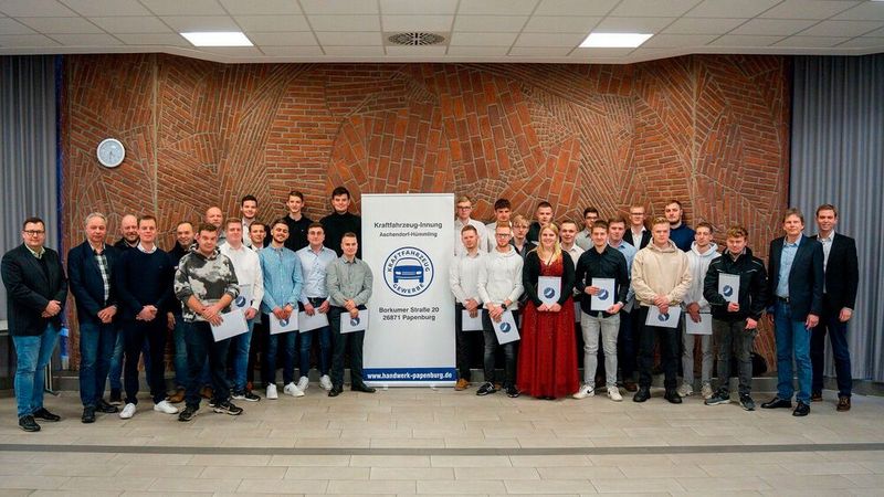 Bei der Lossprechungsfeier im Forum der Berufsbildenden Schulen Papenburg würdigte Obermeister Markus Ahrens die Ausbildungsleistungen von 25 Kfz-Mechatroniker und Mechatronikerinnen.  Er gab den Absolventen mit auf dem Weg, dass die Anforderungen in dem erlernten Handwerksberuf immer hoch sein werden und dass sie sich nicht auf dem Erreichten ausruhen sollten. Sein Dank galt auch den Meistern, Ausbildern und Lehrern, sowie den Eltern, Freunden und Lebenspartner.  (Bild: Kfz-Innung Aschendorf-Hümmling)