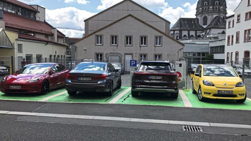 Illustre Gesellschaft an der Ladestation: Tesla, BMW, Audi und Skoda. Tatsächlich werden die Parkplätze an den Ladestationen in den Städten knapp. (Grimm/»kfz-betrieb«)