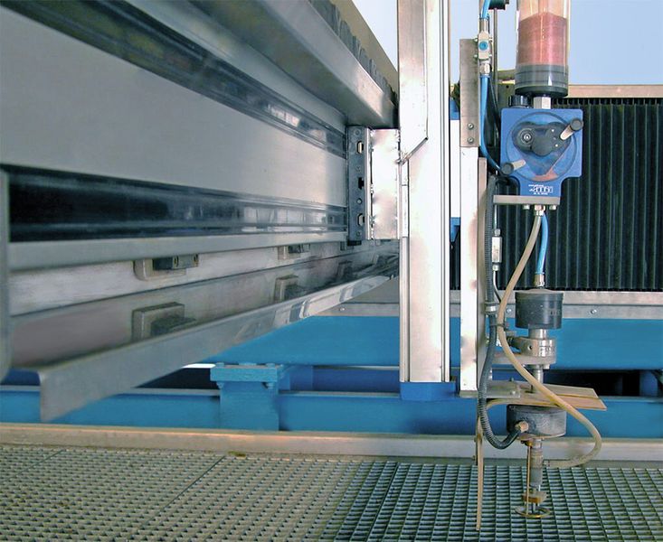 Bild 4: Der Wasserstrahl schneidet kalt; das führt dazu das Metalle keine Gefügeveränderungen erfahren und es entstehen keine störenden Randaufhärtungen. (Bild: Weiss)