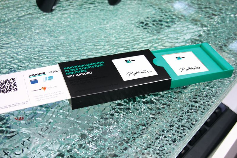 Das individualisierte Arburg-Teil in seiner entsprechenden Verpackungseinheit. (Bild: Königsreuther)