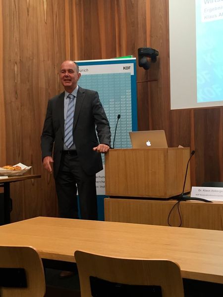 „Der Druck ist in der Industrie noch da. Dementsprechend planen die Unternehmer mit weniger Personal“, erläutert Klaus Abberger, KOF ETH Zürich. (Sergio Caré)