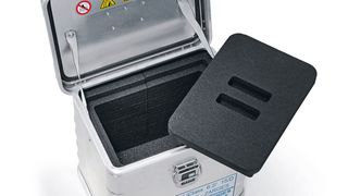 Blick in eine Zarges-Kiste mit Isolationseinsatz. Damit gelingt der temperaturstabile Transport von Impfstoffen sicher. Ideal in Zeiten von Corona und den laufenden Impfkampagnen. (Zarges)