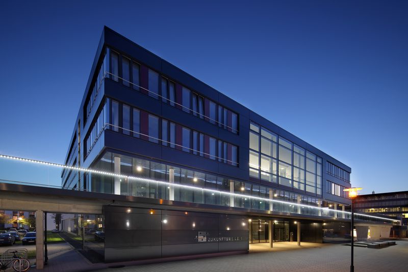 2023 – Platz 2: Uni Paderborn 4,4/5 Sterne  ★ ★ ★ ★ ✩ Die zweitbeste Uni für ein Chemie-Studium ist laut unserer Top-10-Liste die Universität Paderborn. Sie bekam auch die beste Bewertung im Bereich Laborpraktika (4,6/5).     Aus der Forschung: Ein Team der Uni Paderborn hat einen Algorithmus entworfen, mit dem Berechnungen von Molekülen besser gelingen sollen.   Ebenfalls interessant: Top 10 der besten Universitäten für Biologie und Biowissenschaften.  (Bild: www.PHOMAX.de/Universität Paderborn)