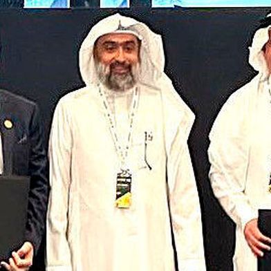 Hussein Zein (links), Vice President, Saudi Arabien und Bahrain, von Emerson unterzeichnet eine Vereinbarung mit Wail A. Al Jaafari, Executive Vice President Technical Services von Aramco, und Walid Al-Naeem, Vice President und Chief Engineer von Aramco über die Zusammenarbeit bei fortschrittlicher Sensorik zur Digitalisierung der Forschung und Entwicklung zur industriellen Korrosionsüberwachung. (Bild: Emerson)