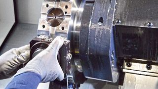 Auch die Entnahme des Speedfix ist unkompliziert – nur eine Schraube muss gelöst werden. (Sauter Feinmechanik)