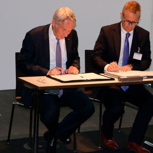 V.l.: Dr. Hans Schumacher, CEO (Vorstandssprecher der DÜRR Systems AG) und Stefan Lampa, CEO (Vorsitzender der Geschäftsführung der Kuka Roboter GmbH) unterzeichnen am 8. Mai 2017 einen Kooperationsvertrag.