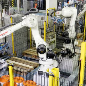 Sie arbeiten auf engstem Raum miteinander, drei Robototer vom Typ Kawasaki RD080N.
