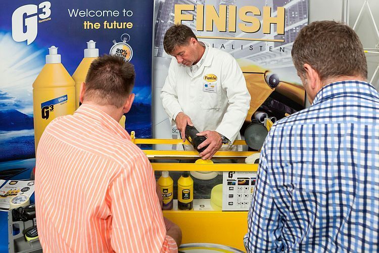 In die Arbeit vertieft: Am Stand von L-Tec gab es viele praktische Vorführungen. (Stefan Bausewein)