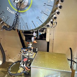 Chargeur 42 outils avec système d'indexation, bras robotisé, boite automatisée pour le chargement des pièces, serrage pneumatique, et module de retournement : l'automatisation Walter Meier tient tout entière dans l'enceinte de la machine.(Source :  Marina Hofstetter)